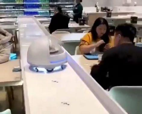 Robot waiters in a Chinese restaurant – Video of the day