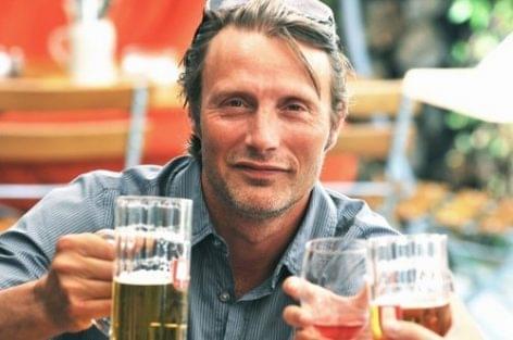 Alkoholmentes sör a Carlsbergtől (az isteni Mads Mikkelsennel)