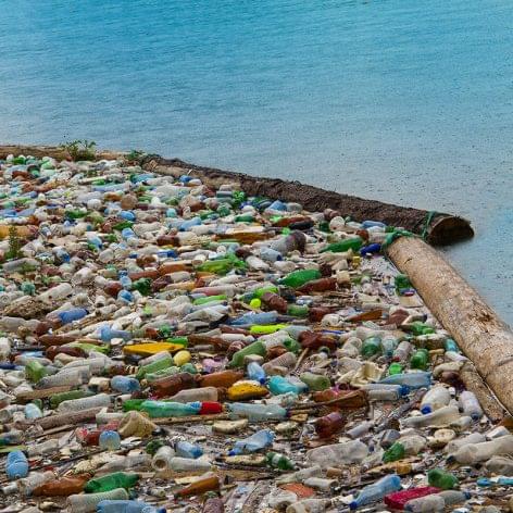 A rugalmas műanyag-újrafelhasználásért támogat egy alapot egy sor nagyvállalat