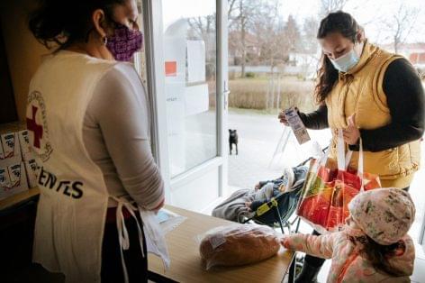 Thanks to another support from Auchan, the Hungarian Red Cross continues to distribute bread and milk