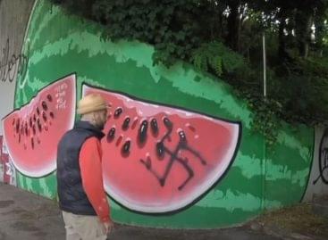 Ételeket a falakra festve harcol a gyűlölet ellen – A nap videója