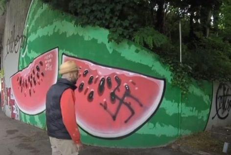 Ételeket a falakra festve harcol a gyűlölet ellen – A nap videója