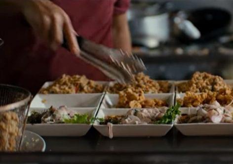 Szereti az utazós-street foodos dokumentumfilmeket? Ezt látnia kell! – A nap videója