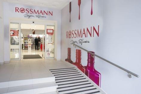 Több mint 100 millió forintot fizet ki a Rossmann az oltást felvevő dolgozóinak