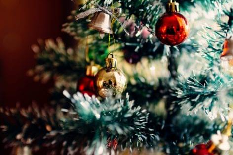 Bankkártyával, online szerzi be a lakosság a karácsonyi ajándékokat