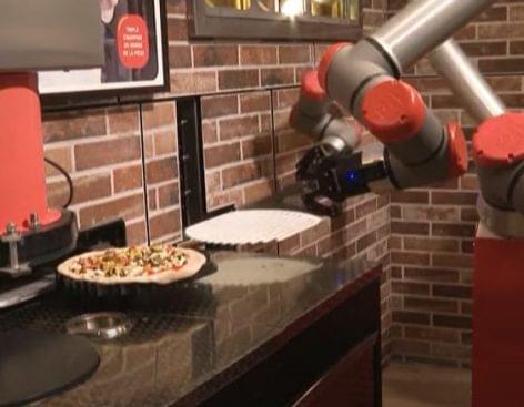(HU) Van-e szervízdíj ott, ahol robot készíti és árulja a pizzát? – A nap videója