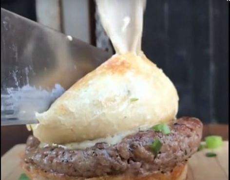 Sajtot lövellő hamburger – A nap videója