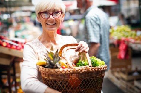 Az élelmiszerboltok nem számolnak az idősebb fogyasztókkal