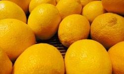 Prémiumként eladott takarmánygyümölcs: kettős minőség Romániában, reputációs kockázat a régióban