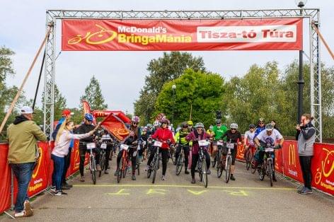 Nearly a thousand cyclists took part in the McDonald’s BringaMánia Tour on Lake Tisza