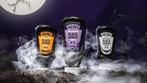 Így készül a halloweenre a Heinz az új fekete fokhagymás majonézével