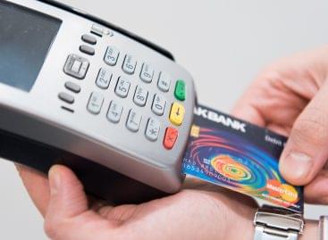 Egyre több vásárló fizet a boltban hitelkártyával