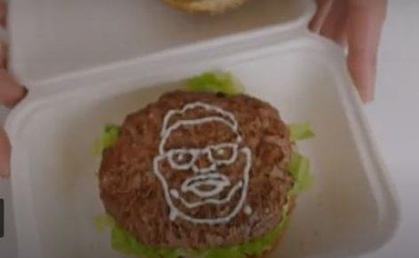 Mayonnaise selfie on the burger – Video of the day