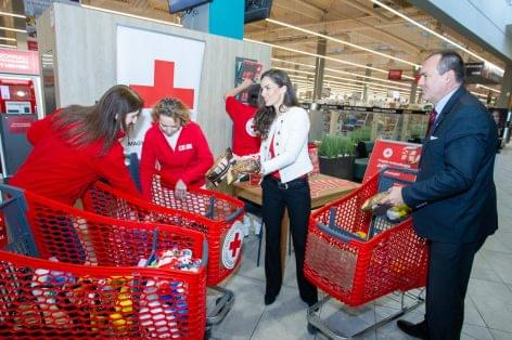 Ezen a hétvégén még folytatódik a Magyar Vöröskereszt adománygyűjtése az Auchan áruházakban