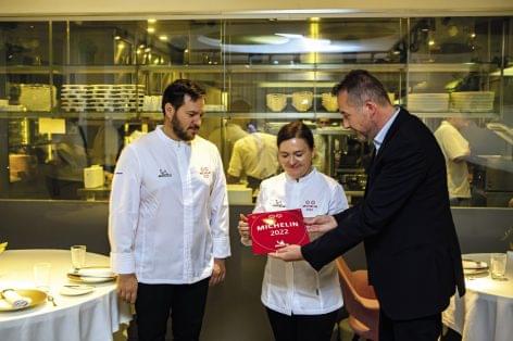 METRO presents the iconic red Michelin plaques to the best restaurants