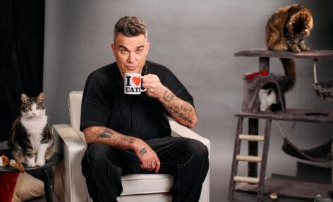Két legenda egy színpadon: Robbie Williams a Purina videójában egy fekete-fehér cicával énekel