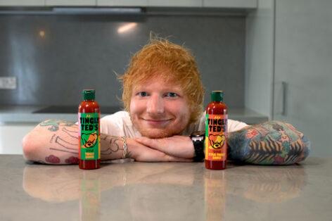 Ed Sheerannel együttműködésben vezeti be a piacra a Tingly Ted’s csípős szószt a Heinz az Egyesült Királyságban