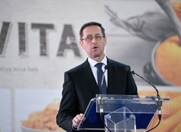 Varga Mihály felavatta a családi vállalkozásban működő Civita Group Zrt. gluténmentes tésztagyártó üzemét