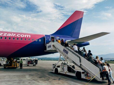 Felmérés: a Wizz Air járatai indultak tavaly a leghosszabb késésekkel a brit repülőterekről