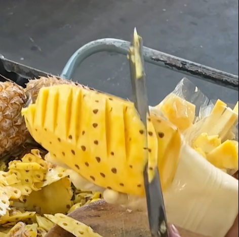 Feketeöves ananászpucoló mester – A nap videója