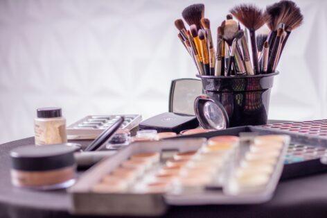 AVON: two-thirds of women prefer more natural make-up