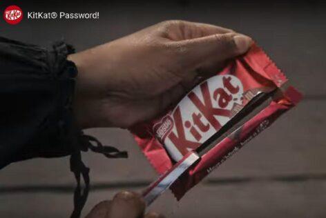 A KitKat legújabb brit TV-kampányában a technológia okozta frusztrációból való „kikapcsolódásra” buzdít
