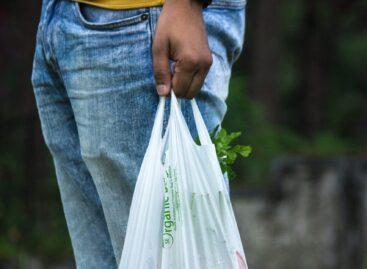 Egyesült Királyság: 98%-kal esett vissza az üzletekben az egyszer használatos műanyag táskák használati aránya