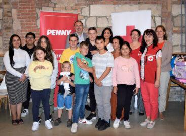 Háromszáz rászoruló gyermek iskolakezdését könnyíti meg a PENNY a Magyar Vöröskereszt segítségével