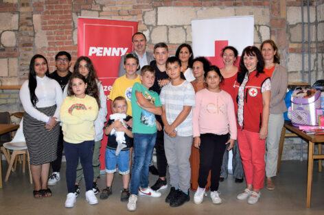 Háromszáz rászoruló gyermek iskolakezdését könnyíti meg a PENNY a Magyar Vöröskereszt segítségével