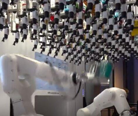 Robotkart robotkarba öltve készítik a koktél – A nap videója