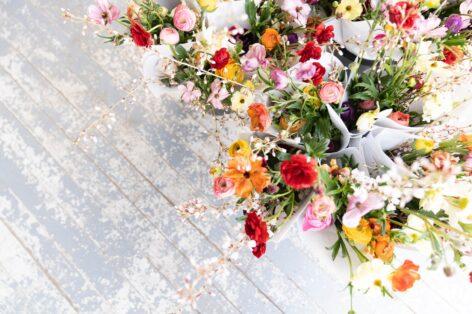 Személyes igények alapján összeállított virágcsokrokat kínál a Carrefour Polska varsói üzletében
