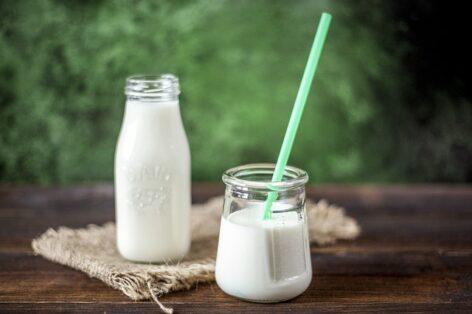 The average producer price of raw milk fell by 20 percent in one year