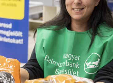 The amount of Christmas food donations at Tesco increased by 44 percent in one year