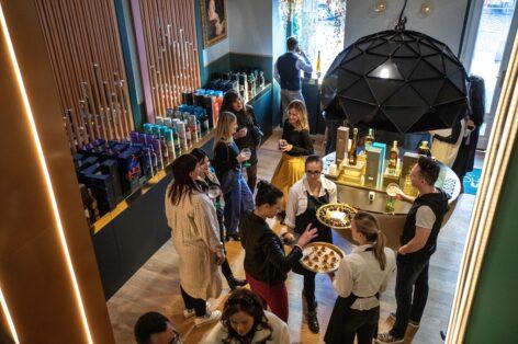 A Diageo kelet-európai marketing igazgatója nyitotta meg a régió első luxus pop-up italboltját