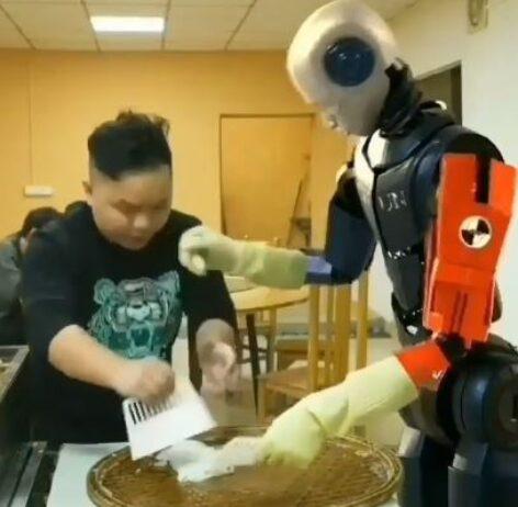 Sértődékeny konyhai robot – A nap videója