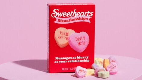 Homályos üzenetekkel üzenő cukorkaszíveket kínál Valentin-napra a Sweethearts