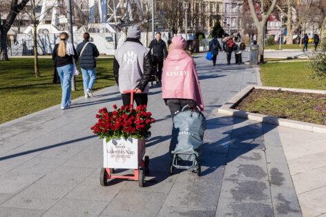 Kinley distributed red roses to 10,000 couples on the occasion of Valentine’s Day