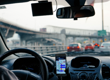 Az Uber visszatér Budapestre: együttműködésben a Főtaxival