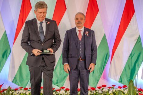 Béla Ágoston, director of raw material procurement at Univer, was awarded the Hungarian Golden Cross of Merit