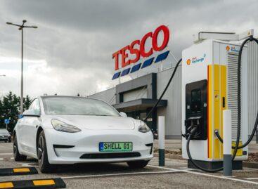 Folyamatosan bővíti saját elektromos autótöltő hálózatát a Shell a Tesco parkolóiban