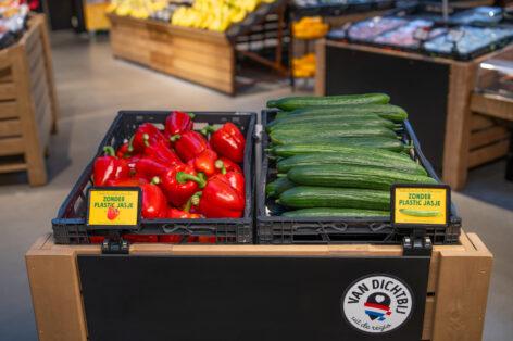 Eltávolítja a holland Jumbo a műanyagcsomagolást egyes zöldségtermékeiről