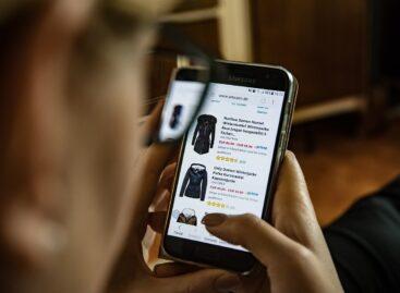 Consumers continue to blend in-store, online shopping methods