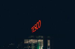 A Tesco az Expressz üzleteiben olcsóbb saját márkás termékeket vezet be