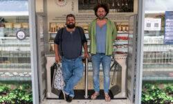 A cashier-free shop sells gastronomic products from catch-up settlements