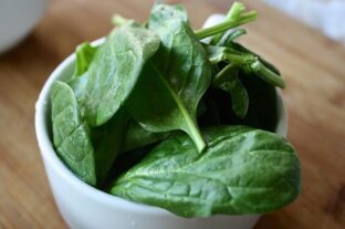 EWG report: Spinach leads the “Polluted Twelve,” pineapple tops the “Clean Fifteen”