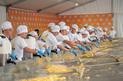 The market leader Tranzit Group awaited every Debrecen resident with scrambled eggs made from 75,000 eggs