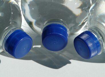 Júliustól kötelező a kupakok PET-palackhoz rögzítése Írországban
