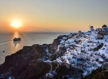 Hell: 11,000 seafarers surprised Santorini with a population of 15,000