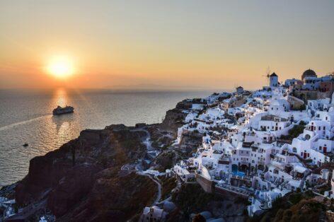 Hell: 11,000 seafarers surprised Santorini with a population of 15,000