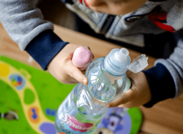 5 tips to ensure that our children drink enough water in the hot weather